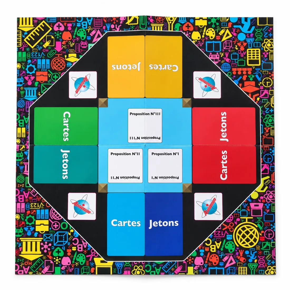 Plateau du jeu Aptimum déplié : au centre trois cartes Proposition, autour quatre paires de cases Cartes et Jetons de couleur, sur un fond semé de pictogrammes de métiers et de savoirs.